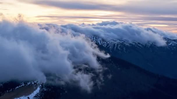 Alacakaranlıkta Dağların Üzerinde Hareket Eden Bulutların Zamanı Mavi Saat Yakınlaştır — Stok video