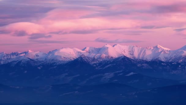 高タトラ 日没でスロバキアの雪の冬の時間の経過 パステルカラーでカラフルな雲 高品質4K映像 — ストック動画