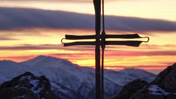 Pan Tiro Uma Cruz Católica Cristã Topo Uma Montanha Inverno — Vídeo de Stock