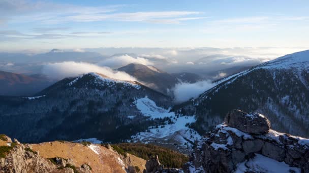 雲の海 国立公園内の冬の丘陵地帯の風景の上に霧が移動します 高品質4K映像 — ストック動画
