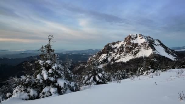 Величественная Скалистая Вершина Зимнем Пейзаже Конец Дня Высококачественные Кадры — стоковое видео