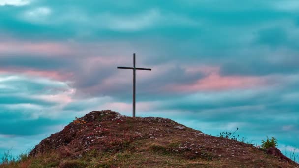 Iron Christian Cross Rocky Hill Colorful Clouds Motion Sunset High — Vídeos de Stock