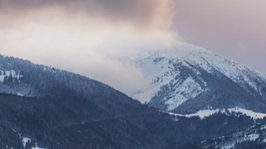 Alacakaranlıkta dağların üzerinde hareket eden bulutların zamanı. Mavi saat. Yakınlaştır. Yüksek kalite 4k görüntü