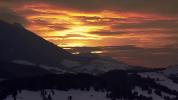 Ηλιοβασίλεμα Ένα Χιονισμένο Λοφώδες Αγροτικό Τοπίο Σύννεφα Πορτοκαλί Χρώματος Timelapse — Αρχείο Βίντεο