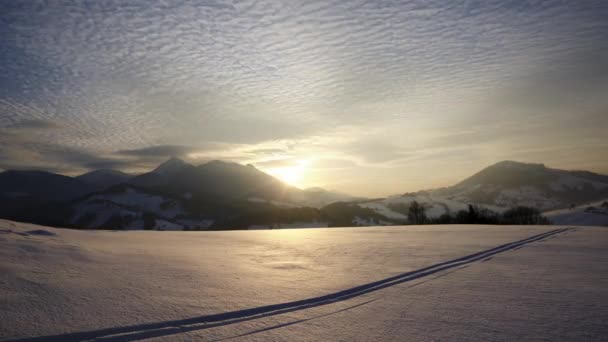 Zachód Słońca Nad Zaśnieżonym Pagórkowatym Krajobrazem Wiejskim Ścieżka Narciarska Śniegu — Wideo stockowe