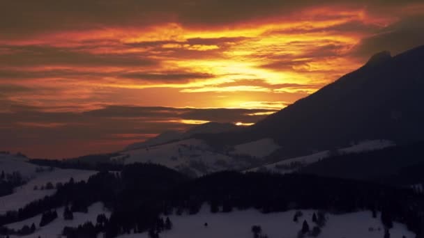 Ηλιοβασίλεμα Πάνω Από Ένα Χιονισμένο Λοφώδες Αγροτικό Τοπίο Ski Κομμάτι — Αρχείο Βίντεο
