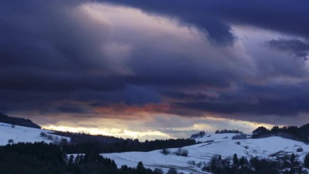 Tijdsverloop Beelden Van Dramatische Wolken Bewegend Door Een Landelijk Winterlandschap — Stockvideo