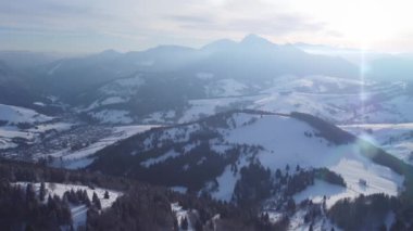 Orava, Karpatlar, Slovakya. Zazriva köyünde kış. Slovakya 'nın Karpat Dağları' ndaki kırsal alan. Yüksek kalite 4k görüntü
