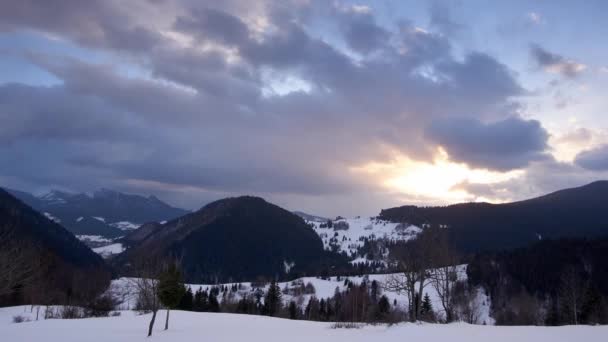 Twilight Bewolkt Bij Zonsondergang Winter Landelijk Heuvelachtig Landschap Timelapse Inzoomen — Stockvideo