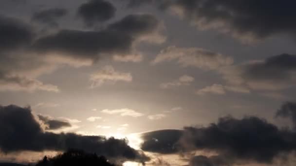 Лунный Свет Полнолуния Светит Сквозь Облака Ночью Быстрое Движение Облаков — стоковое видео