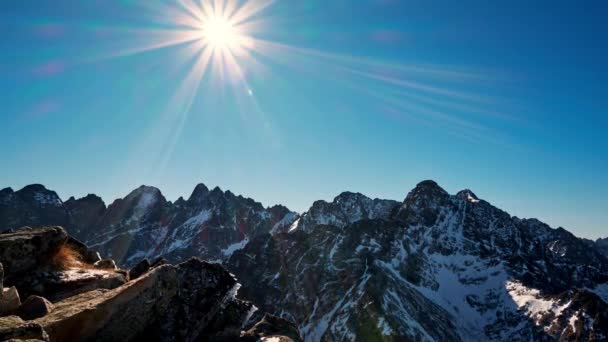 Solens Rörelse Den Blå Himlen Över Alpina Bergen Bergsnatur Solig — Stockvideo