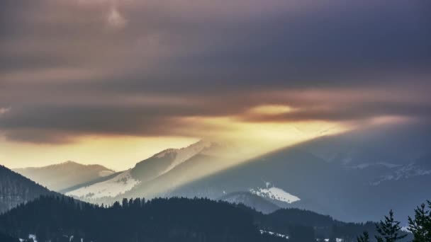 Wolken Bei Sonnenuntergang Über Einer Schneebedeckten Hügeligen Ländlichen Landschaft Orangefarbene — Stockvideo