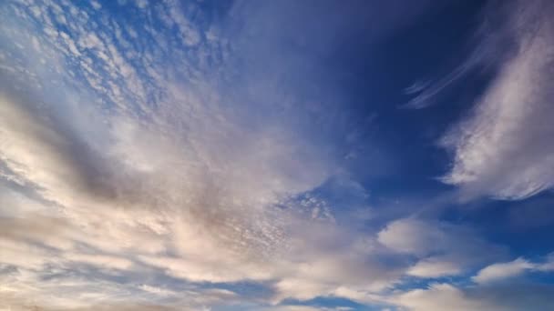 壮观的落日或日出景观的时间流逝自然界的奇异光芒朦胧的天空和云彩的落日云彩的时间消逝 自然环境背景 高质量的4K镜头 — 图库视频影像