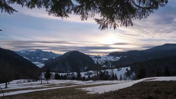 Górski Pagórkowaty Krajobraz Między Zimą Jesienią Zachodzące Słońce Chmurami Wysokiej — Wideo stockowe