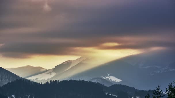 Nubes Atardecer Sobre Paisaje Rural Nevado Montañoso Nubes Color Naranja — Vídeo de stock