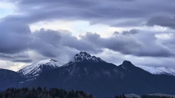 浮肿的云彩从山顶上倾泻而下 在高山上消融的积雪 在冬春之间 时光飞逝而去 优质Fullhd影片 — 图库视频影像