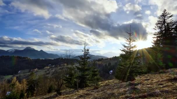 Bergheuvelachtig Landschap Met Bomen Weiden Zonsondergang Aan Horizon Gezwollen Dramatische — Stockvideo