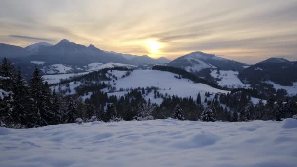 Sonnenuntergang Winterlich Verschneiter Berglandschaft Langsame Bewegung Der Wolken Zeitraffer Hochwertiges — Stockvideo