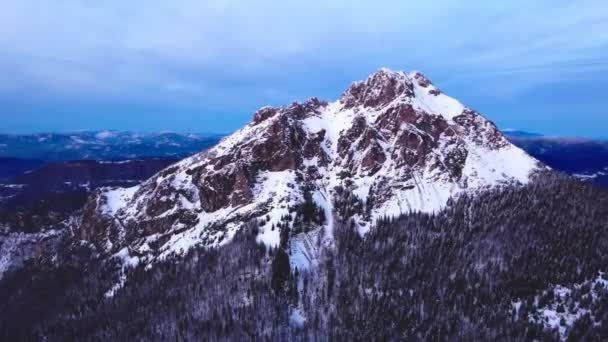 Volando Sobre Majestuosos Picos Montaña Atardecer Golden Hour Mountaineering Existential — Vídeo de stock