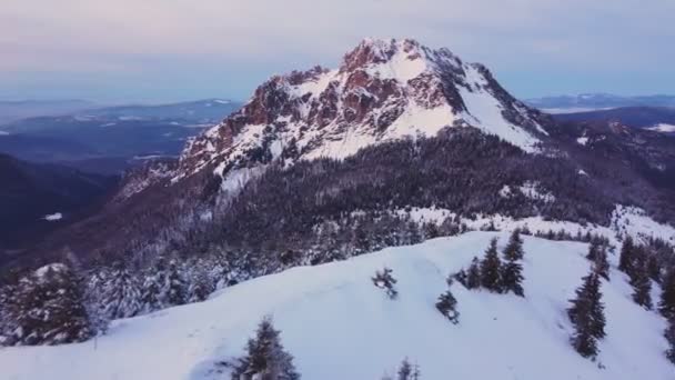 Flyger Över Majestätiska Bergstoppar Skymningen Golden Hour Mountaineering Existential Thoughts — Stockvideo