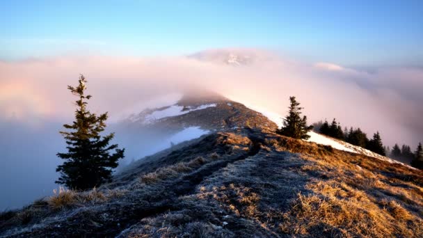 Nubes Que Fluyen Sobre Una Cresta Montañosa Pico Montañoso Parque — Vídeos de Stock