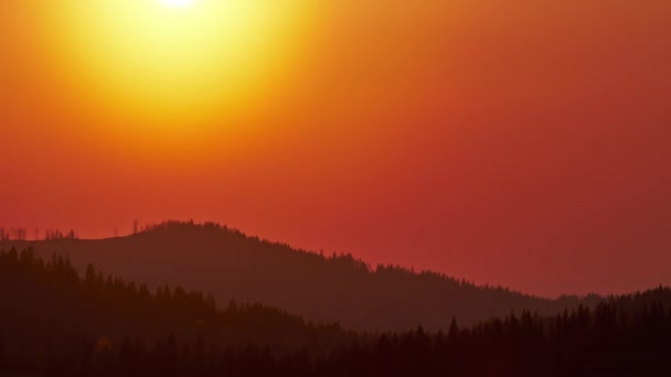 大きな太陽のクローズアップ山の中で上昇 美しい自然ビデオ時間の経過風景 高品質4K映像 — ストック動画