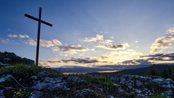 日落时分 基督的十字架在岩石上 蔚蓝的天空中 云彩斑斓 时间流逝4K 高质量的4K镜头 — 图库视频影像