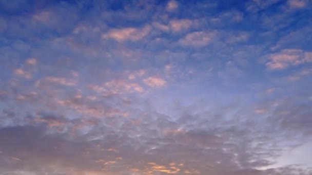 日の出には赤い空 雲は自然の背景をタイムラプスする オレンジ色の黄色の太陽の光の空の雲の風景 劇的な夜の夕日の美しさ 夕暮れの夜明け夏 鮮やかな赤 紫の暗い夕日 — ストック動画
