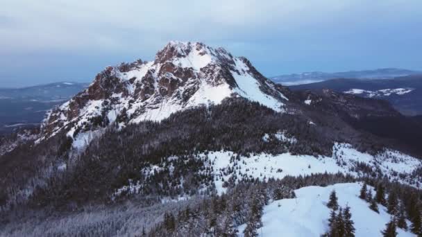 Vue Aérienne Majestueux Sommet Montagne Crépuscule Hiver Alpinisme Pensées Existentielles — Video