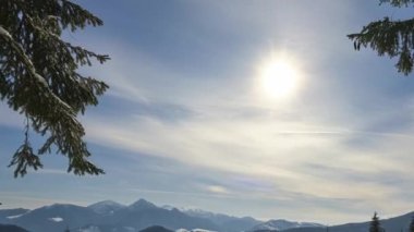 Dağ kışı manzarasında renkli bir günbatımı. Bulutsuz açık mavi gökyüzü. - Evet. Yüksek kalite 4k görüntü