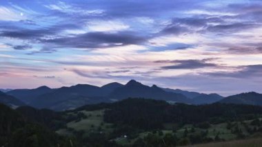 Hilly Dağı manzarası. Ufuktaki dağın üzerinde bulutlar oluşuyor. Pastel renkli bulutlar. Yüksek kalite 4k görüntü, yakınlaştır