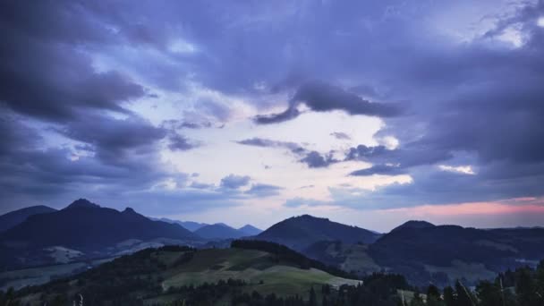 Nori Dramatici Apusul Soarelui Peisaj Rural Deluros Amar Din Carpați — Videoclip de stoc
