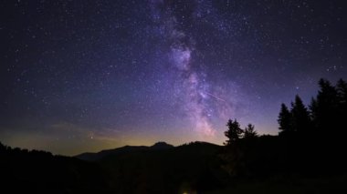 Samanyolu Galaksisi dağ sırtından geçiyor. Yıldızlı gece. Perseid Meteor Yağmuru. Yüksek kalite 4k görüntü