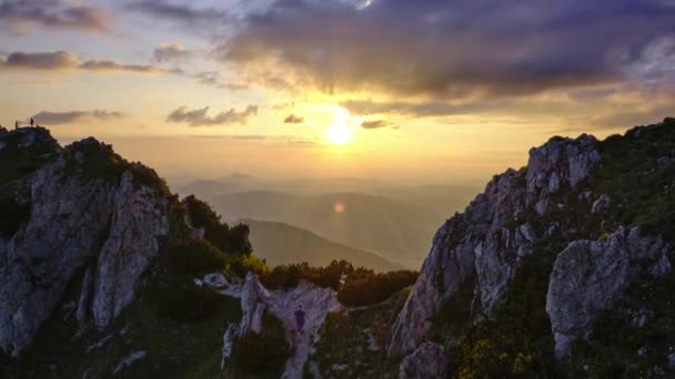 Zachód Słońca Górach Wśród Skał Szczycie Wzgórza Mala Fatra Słowacja — Wideo stockowe