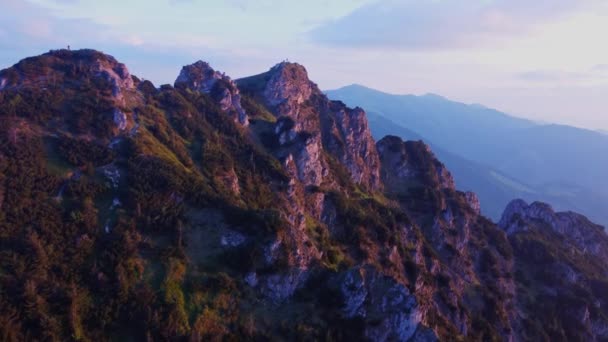 Yukarıdan Bakıldığında Güzel Bir Günbatımında Karpatlar Sarp Bir Dağ Zirvesinin — Stok video