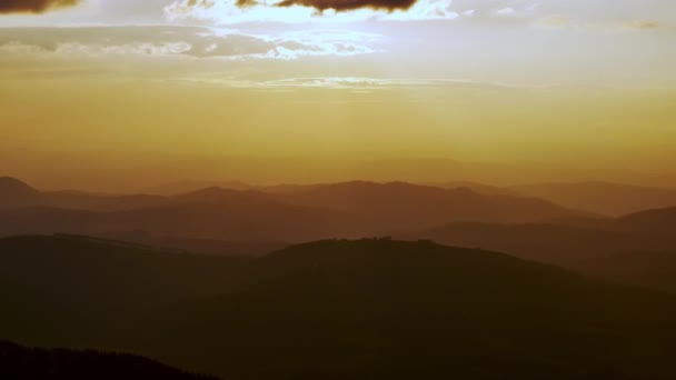 Ujęcie Zachodzącego Słońca Pagórkowatym Horyzoncie Wysokiej Jakości Materiał — Wideo stockowe
