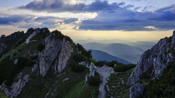 Skalisty Szczyt Karpatach Turyści Górscy Szczycie Góry Światło Świecące Przez — Wideo stockowe