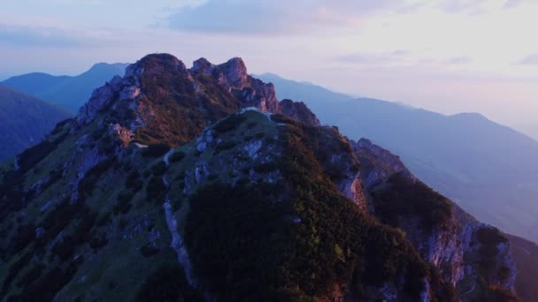 Widok Góry Piękny Widok Lotu Ptaka Skalisty Szczyt Karpatach Podczas — Wideo stockowe