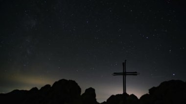 Samanyolu ve yıldızlar gece gökyüzünde haçın üzerinde, hızlandırılmış video. Yüksek kalite 4k görüntü
