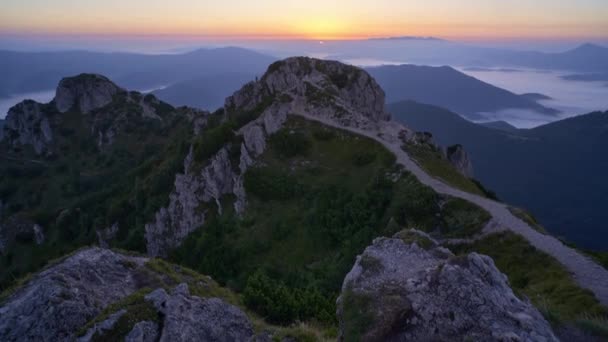 Poranne Ujęcia Wschodu Słońca Górskim Otoczeniu Skalisty Szczyt Góry Krajobraz — Wideo stockowe