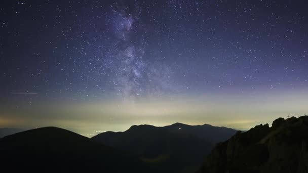 Samanyolu Galaksisi Nin Yıldızları Dağ Tepeleri Üzerinde Hareket Eder Bin — Stok video
