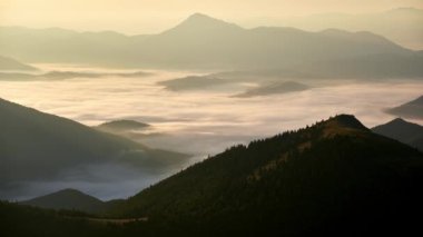 Dağlık tepe manzarası, vadi manzarasında ters dönmüş bulutlar, güneş doğduktan sonra, Yüksek kalite 4k görüntü