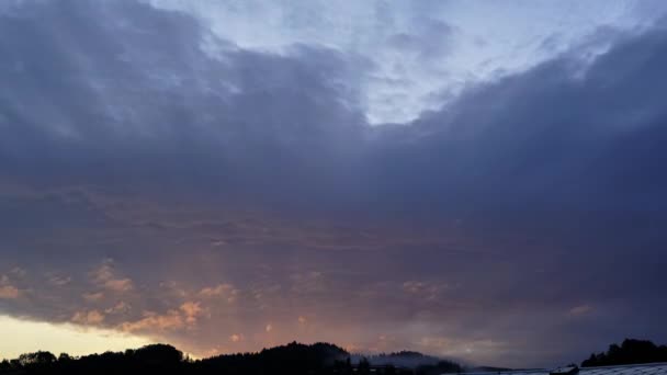 Kolorowe Wschody Lub Zachody Słońca Błękitne Niebo Pastelową Różową Chmurą — Wideo stockowe