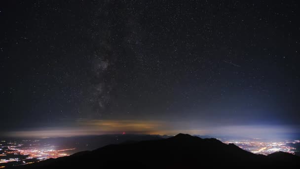 Gwiazdy Galaktyki Drogi Mlecznej Przesuwają Się Ponad Wzgórzami Światła Nocnego — Wideo stockowe