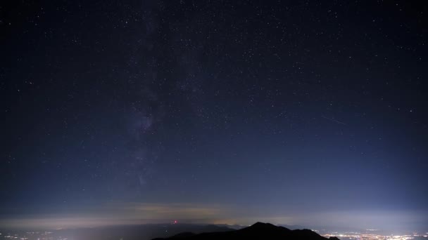 Галактика Млечный Путь Звездное Небо Над Силуэтом Горы Огни Ночного — стоковое видео