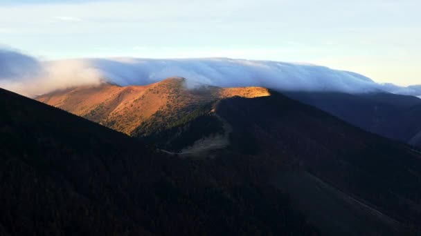 Облака Разливаются Над Горным Хребтом Осень Горах Национальном Парке Карпатах — стоковое видео