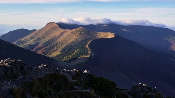 Wolken Rollen Bergkam Herfstochtend Karpaten Natuur Tijdspanne Hoge Kwaliteit Beeldmateriaal — Stockvideo