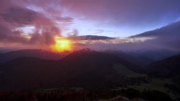 Восход Солнца Горах Облака Разливаются Над Вершинами Холмов Карпатах Высококачественные — стоковое видео