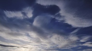 Majestic günbatımının ya da güneşin doğuşunun zaman aşımına uğraması doğanın inanılmaz ışığı bulutlar ve bulutlar görüntüler zaman aşımına uğradı. Doğa çevresi. Yüksek kalite 4k görüntü