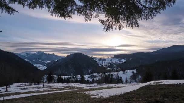 Горный Холмистый Пейзаж Между Зимой Осенью Заходящее Солнце Облаками Высококачественные — стоковое видео